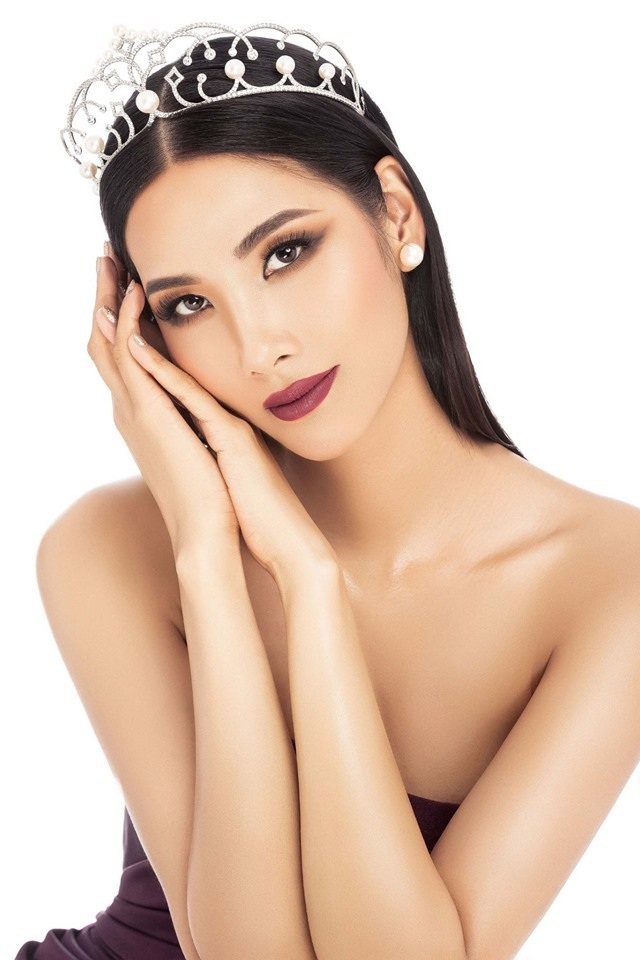 Hoàng Thuỳ từng khủng hoảng trầm trọng, khóc hết nước mắt nhận “mưa gạch đá”, chửi mắng - 1 Hoàng Thuỳ từng khủng hoảng trầm trọng, khóc hết nước mắt nhận “mưa gạch đá”, chửi mắng - 1