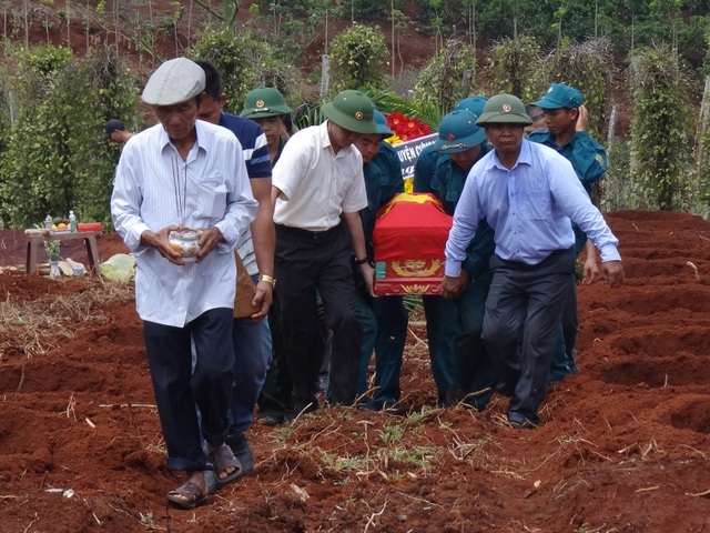Quy tập hài cốt liệt sĩ hy sinh hơn 50 năm tại khu rẫy cà phê - 2 Quy tập hài cốt liệt sĩ hy sinh hơn 50 năm tại khu rẫy cà phê - 2