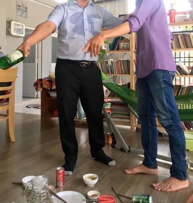 Tình huynh đệ nát bươm vì không uống là khinh - 3 Tình huynh đệ nát bươm vì không uống là khinh - 3