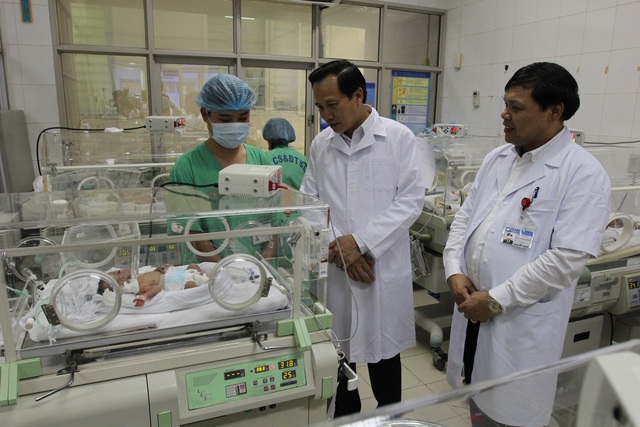 Bộ trưởng Đào Ngọc Dung thăm các cháu ở Bệnh viện Phụ sản Hà Nội. Ảnh: T.D Bộ trưởng Đào Ngọc Dung tặng quà các cháu có hoàn cảnh khó khăn - 2