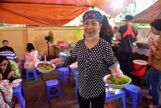 Quán bún bò đông khách gấp đôi sau chuyến thăm của công chúa Thụy Điển - 8 Quán bún bò đông khách gấp đôi sau chuyến thăm của công chúa Thụy Điển - 8
