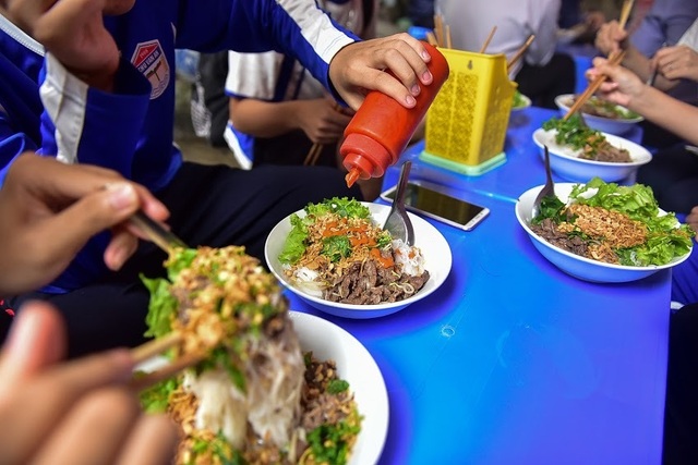 Quán bún bò đông khách gấp đôi sau chuyến thăm của công chúa Thụy Điển - 9 Quán bún bò đông khách gấp đôi sau chuyến thăm của công chúa Thụy Điển - 9
