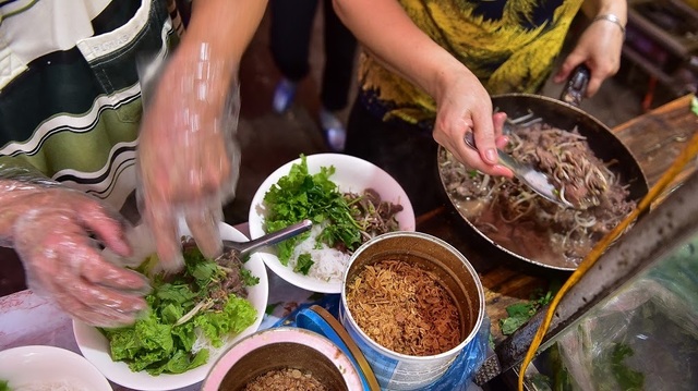 Quán bún bò đông khách gấp đôi sau chuyến thăm của công chúa Thụy Điển - 6 Quán bún bò đông khách gấp đôi sau chuyến thăm của công chúa Thụy Điển - 6