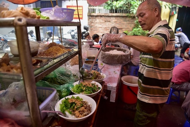 Quán bún bò đông khách gấp đôi sau chuyến thăm của công chúa Thụy Điển - 5 Quán bún bò đông khách gấp đôi sau chuyến thăm của công chúa Thụy Điển - 5