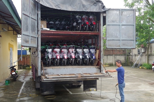 Bắt hơn 120 thùng mỹ phẩm và hàng chục xe đạp điện không rõ nguồn gốc - 1 Bắt hơn 120 thùng mỹ phẩm và hàng chục xe đạp điện không rõ nguồn gốc - 1