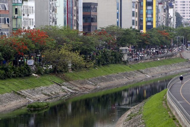 Hà Nội vào mùa hoa phượng vĩ nở đỏ rực rỡ - 11 Hà Nội vào mùa hoa phượng vĩ nở đỏ rực rỡ - 11
