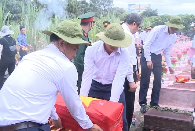 Lễ truy điệu và an táng 17 hài cốt liệt sỹ hy sinh tại Lào - Ảnh minh hoạ 3