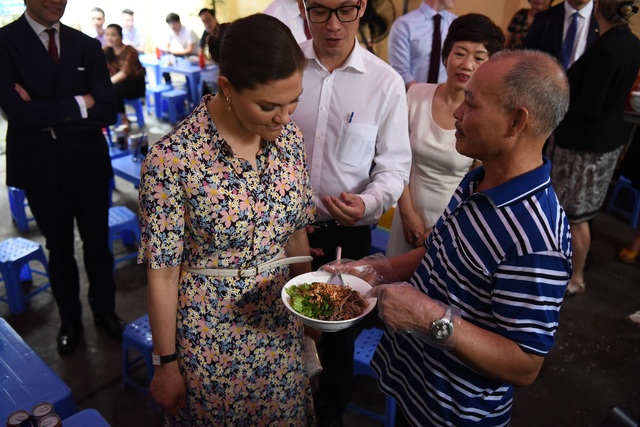 Quán bún bò đông khách gấp đôi sau chuyến thăm của công chúa Thụy Điển - 1 Quán bún bò đông khách gấp đôi sau chuyến thăm của công chúa Thụy Điển - 1