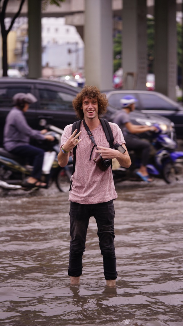Người dân bì bõm lội nước về nhà sau cơn mưa lớn Người dân bì bõm lội nước về nhà sau cơn mưa lớn