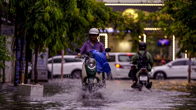 Dân Sài Gòn bì bõm lội nước về nhà, sau cơn mưa đầu mùa - 14 Dân Sài Gòn bì bõm lội nước về nhà, sau cơn mưa đầu mùa - 14