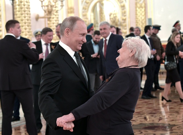 Tổng thống Putin ôm cô giáo cũ trong ngày kỷ niệm chiến thắng phát xít - 1 Tổng thống Putin ôm cô giáo cũ trong ngày kỷ niệm chiến thắng phát xít - 1