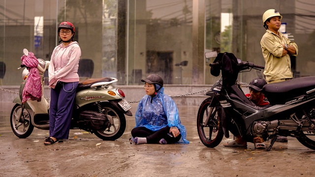 Dân Sài Gòn bì bõm lội nước về nhà, sau cơn mưa đầu mùa - 3 Dân Sài Gòn bì bõm lội nước về nhà, sau cơn mưa đầu mùa - 3