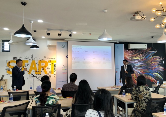 Tạo sân chơi cho sinh viên và doanh nghiệp chia sẻ về AI, IoT - 2 Tạo sân chơi cho sinh viên và doanh nghiệp chia sẻ về AI, IoT - 2