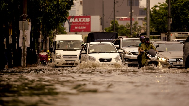 Dân Sài Gòn bì bõm lội nước về nhà, sau cơn mưa đầu mùa - 4 Dân Sài Gòn bì bõm lội nước về nhà, sau cơn mưa đầu mùa - 4