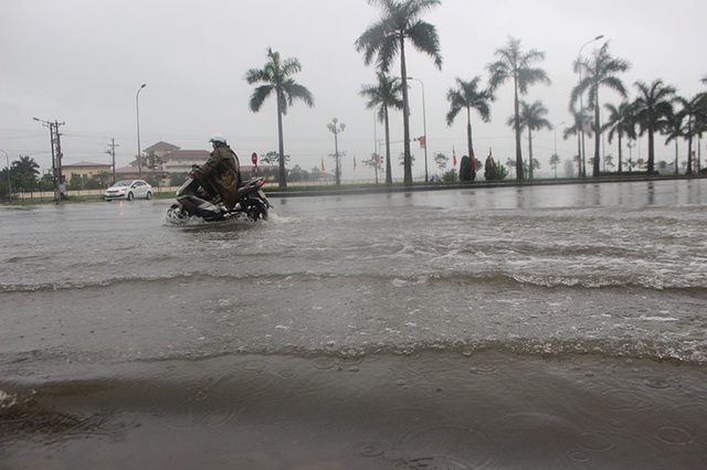 Đường phố Hà Tĩnh thành sông sau trận mưa lớn - 5 Đường phố Hà Tĩnh thành sông sau trận mưa lớn - 5