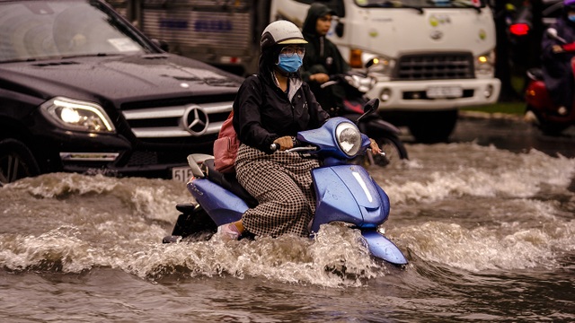 Dân Sài Gòn bì bõm lội nước về nhà, sau cơn mưa đầu mùa - 5 Dân Sài Gòn bì bõm lội nước về nhà, sau cơn mưa đầu mùa - 5
