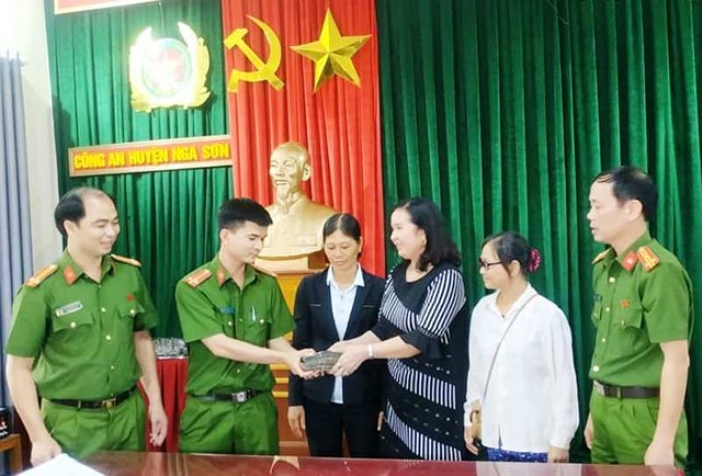 Hai phụ nữ trả lại 120 triệu đồng cho người đánh rơi - 1 Hai phụ nữ trả lại 120 triệu đồng cho người đánh rơi - 1