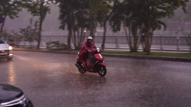 Sài Gòn mưa lớn trên diện rộng, trời tối sầm giữa ban ngày - 1