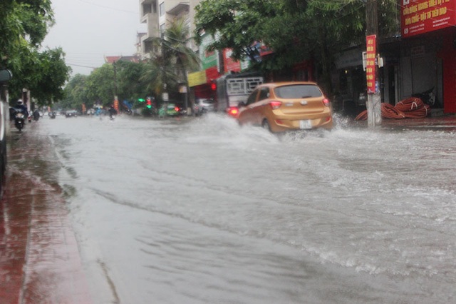 Đường phố Hà Tĩnh thành sông sau trận mưa lớn - 8 Đường phố Hà Tĩnh thành sông sau trận mưa lớn - 8
