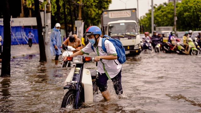 Dân Sài Gòn bì bõm lội nước về nhà, sau cơn mưa đầu mùa - 8 Dân Sài Gòn bì bõm lội nước về nhà, sau cơn mưa đầu mùa - 8