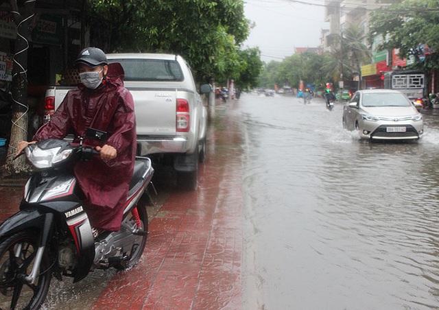 Đường phố Hà Tĩnh thành sông sau trận mưa lớn - 9 Đường phố Hà Tĩnh thành sông sau trận mưa lớn - 9