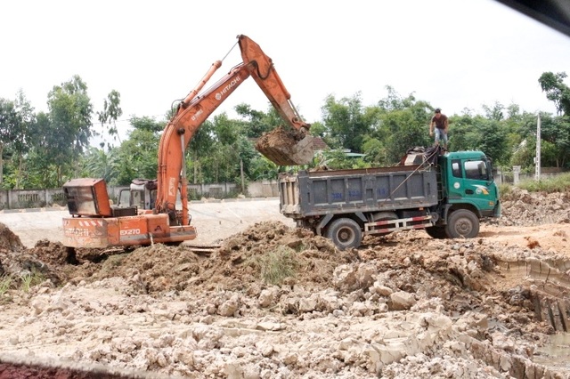 Vụ doanh nghiệp “móc ngoặc” để trục lợi: Đình chỉ dự án, kiểm tra lượng đất bán để xử lý - 1 Vụ doanh nghiệp “móc ngoặc” để trục lợi: Đình chỉ dự án, kiểm tra lượng đất bán để xử lý - 1