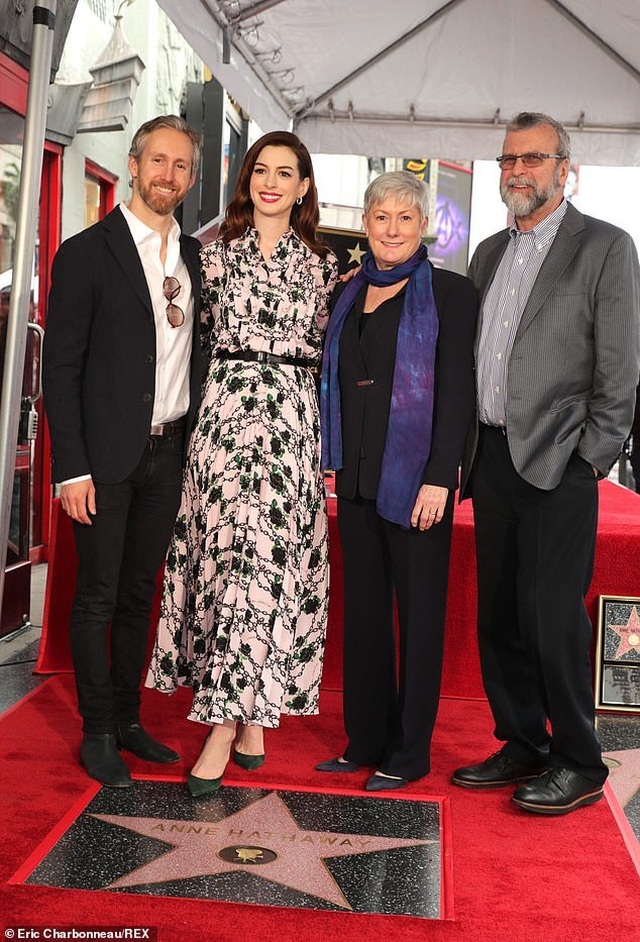 Công chúa Mia Anne Hathaway nhận sao trên Đại lộ danh vọng - 6 Công chúa Mia Anne Hathaway nhận sao trên Đại lộ danh vọng - 6