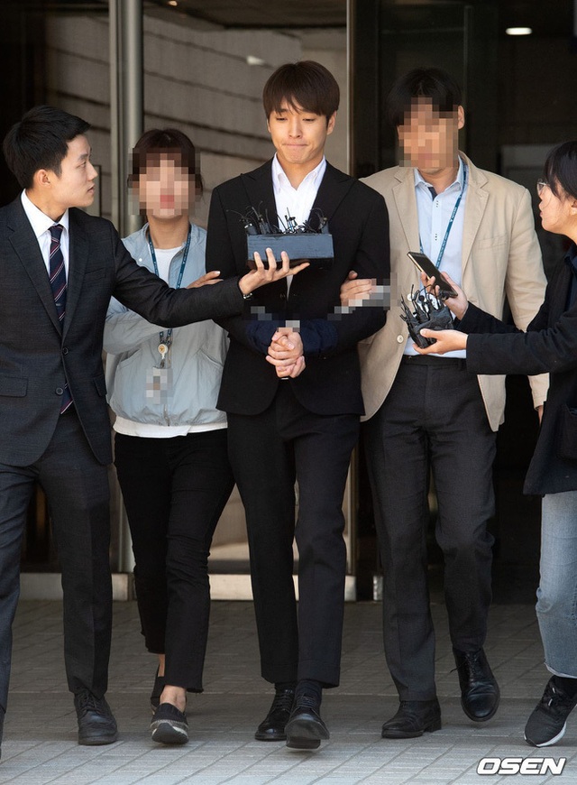 Choi Jong Hoon bị trói tay, giải về đồn cảnh sát - 2 Choi Jong Hoon bị trói tay, giải về đồn cảnh sát - 2