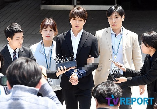 Choi Jong Hoon bị trói tay, giải về đồn cảnh sát - 1 Choi Jong Hoon bị trói tay, giải về đồn cảnh sát - 1