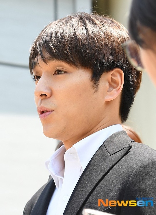 Choi Jong Hoon bị trói tay, giải về đồn cảnh sát - 3 Choi Jong Hoon bị trói tay, giải về đồn cảnh sát - 3