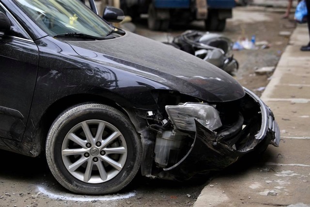 Sốc cảnh chiếc xe Camry lùi không kiểm soát cán chết người ở Hà Nội - 4 Sốc cảnh chiếc xe Camry lùi không kiểm soát cán chết người ở Hà Nội - 4