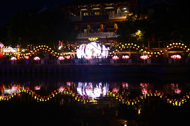 Hoa đăng lung linh trên kênh Nhiêu Lộc chào đón lễ Phật đản - Ảnh minh hoạ 5