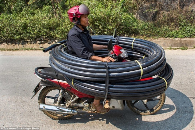 Khách Tây choáng với những kiểu lái xe độc nhất vô nhị ở Việt Nam - 1 Khách Tây choáng với những kiểu lái xe độc nhất vô nhị ở Việt Nam - 1