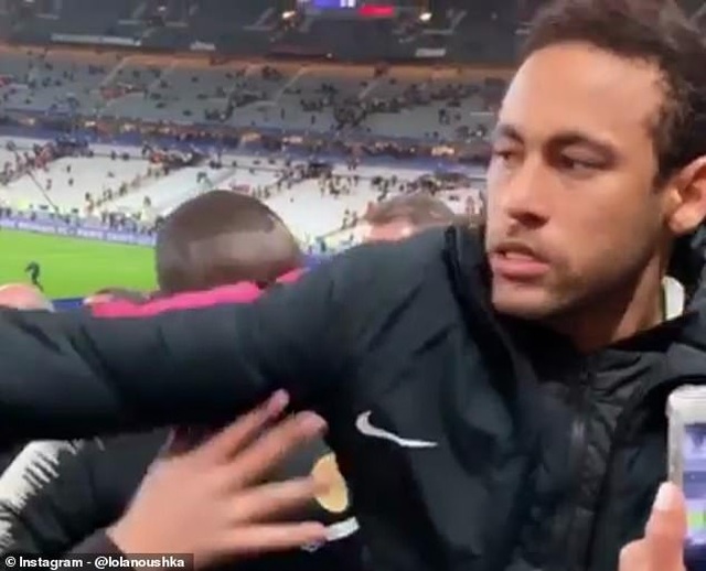 Neymar lĩnh hậu quả vì đấm vào mặt cổ động viên