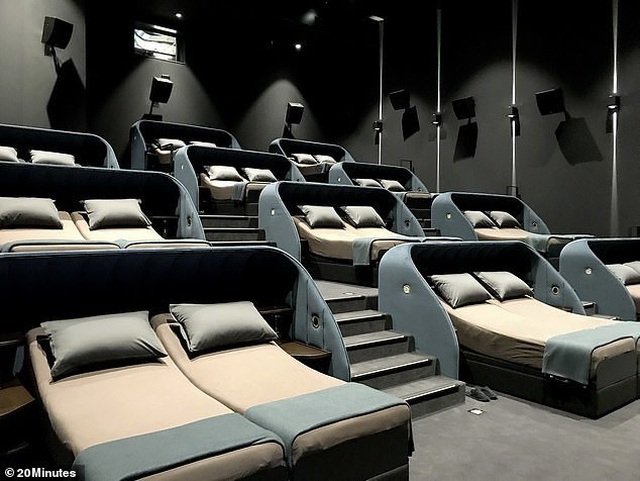 Chiêm ngưỡng rạp chiếu phim “giường nằm” được thay ga sau mỗi suất chiếu