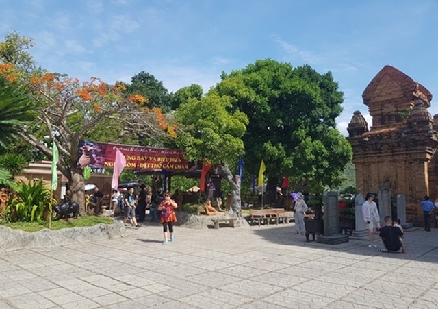 Biểu diễn thổ cẩm trong khuôn khổ Festival Biển Nha Trang - Khánh Hòa 2019 - 1 Biểu diễn thổ cẩm trong khuôn khổ Festival Biển Nha Trang - Khánh Hòa 2019 - 1