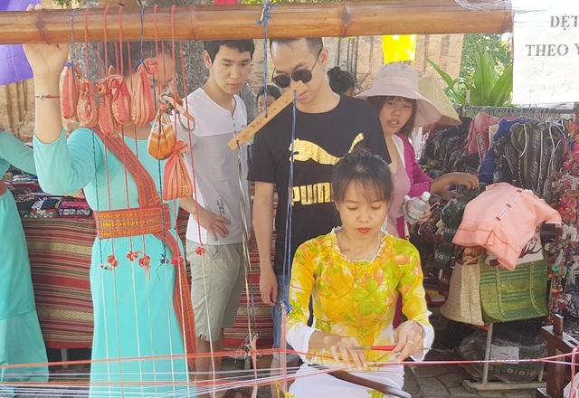 Biểu diễn thổ cẩm trong khuôn khổ Festival Biển Nha Trang - Khánh Hòa 2019 - 3 Biểu diễn thổ cẩm trong khuôn khổ Festival Biển Nha Trang - Khánh Hòa 2019 - 3