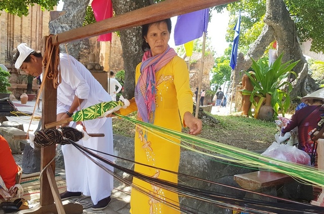 Biểu diễn thổ cẩm trong khuôn khổ Festival Biển Nha Trang - Khánh Hòa 2019 - 4 Biểu diễn thổ cẩm trong khuôn khổ Festival Biển Nha Trang - Khánh Hòa 2019 - 4