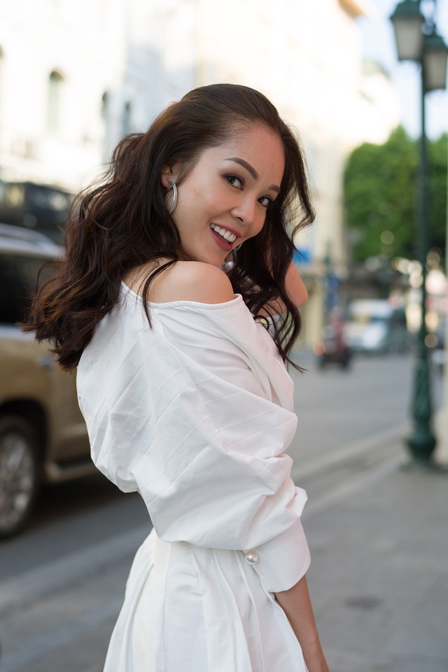 Đồng nghiệp rủ nhau “trùng tu” vòng 1, Dương Cẩm Lynh tuyên bố không cần ngực “khủng” - 3 Đồng nghiệp rủ nhau “trùng tu” vòng 1, Dương Cẩm Lynh tuyên bố không cần ngực “khủng” - 3