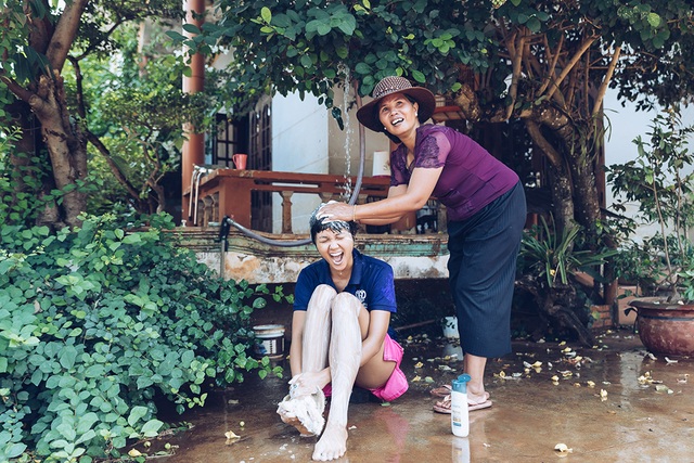 H’hen Niê gây sốt khi tiết lộ hình ảnh được mẹ tắm như thời thơ ấu - 4 H’hen Niê gây sốt khi tiết lộ hình ảnh được mẹ tắm như thời thơ ấu - 4