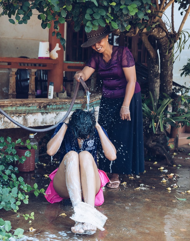 H’hen Niê gây sốt khi tiết lộ hình ảnh được mẹ tắm như thời thơ ấu - 3 H’hen Niê gây sốt khi tiết lộ hình ảnh được mẹ tắm như thời thơ ấu - 3