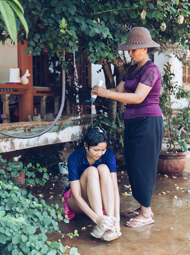 H’hen Niê gây sốt khi tiết lộ hình ảnh được mẹ tắm như thời thơ ấu - 1 H’hen Niê gây sốt khi tiết lộ hình ảnh được mẹ tắm như thời thơ ấu - 1