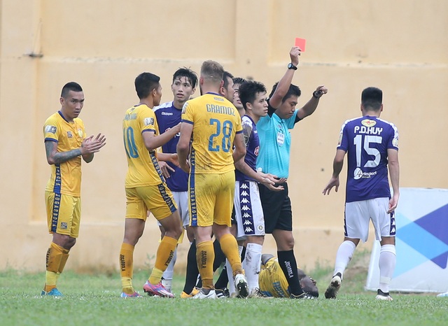 Đình Trọng nhận thẻ đỏ, CLB Hà Nội thảm bại trước Thanh Hoá - 1 Đình Trọng nhận thẻ đỏ, CLB Hà Nội thảm bại trước Thanh Hoá - 1