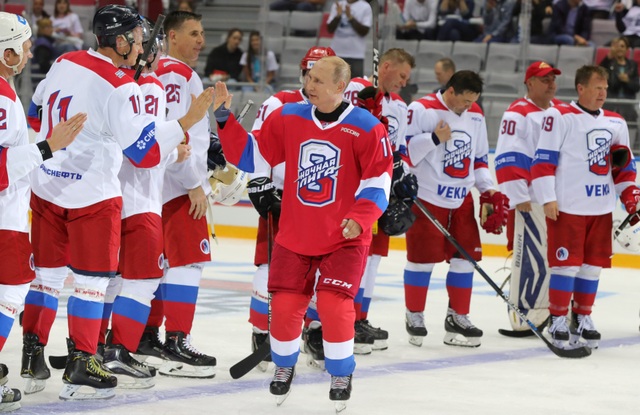 Tổng thống Putin “lăn xả” hết mình trên sân khúc côn cầu - 4 Tổng thống Putin “lăn xả” hết mình trên sân khúc côn cầu - 4