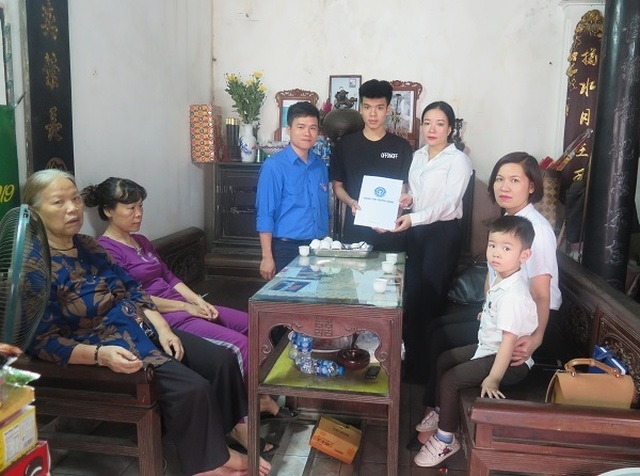 Tặng thẻ BHYT tới con của nữ công nhân vệ sinh tử nạn - 1 Tặng thẻ BHYT tới con của nữ công nhân vệ sinh tử nạn - 1