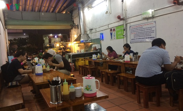 Quán ăn xin bớt một con tôm để không tăng giá - 3 Quán ăn xin bớt một con tôm để không tăng giá - 3