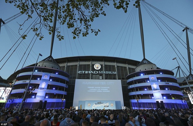 Man City đưa cúp vô địch về ăn mừng tại Etihad trong đêm - 1 Man City đưa cúp vô địch về ăn mừng tại Etihad trong đêm - 1