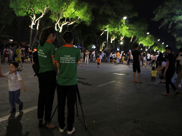 Theo chân nhân viên môi trường ghi hình người xả rác ở hồ Gươm - 5 Theo chân nhân viên môi trường ghi hình người xả rác ở hồ Gươm - 5