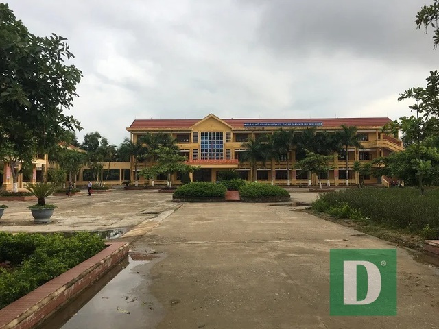 Quảng Bình: Giám đốc Sở GD-ĐT yêu cầu xử lý nghiêm vụ nữ sinh lớp 10 bị đánh rồi quay clip - 3 Quảng Bình: Giám đốc Sở GD-ĐT yêu cầu xử lý nghiêm vụ nữ sinh lớp 10 bị đánh rồi quay clip - 3