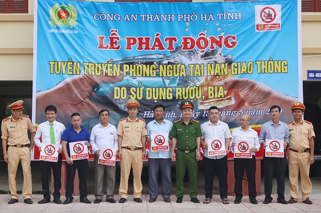 Đến tận quán nhậu tuyên truyền “đã uống r.ư.ợ.u b.i.a không lái xe” - 1 Đến tận quán nhậu tuyên truyền “đã uống r.ư.ợ.u b.i.a không lái xe” - 1